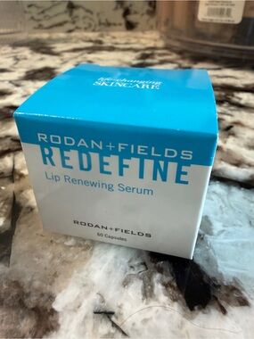 Rodan + Fields REDEFINE Lip Renewing Serum — Blue/White